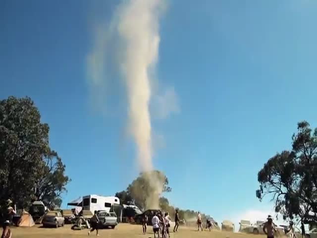 Танец возле песчаного торнадо в Австралии (1.614 MB)