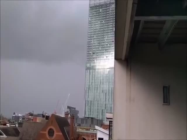 Небоскреб в Манчестере гудит при сильном ветре (1.638 MB)