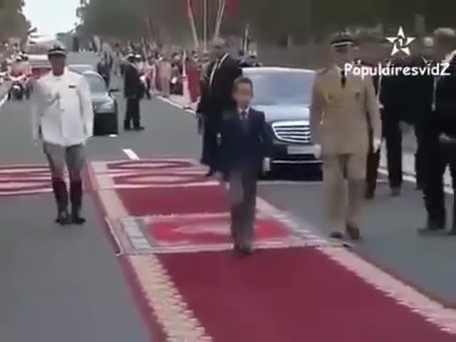 Принц Марокко не доволен попытками поцеловать его руку (3.662 MB)