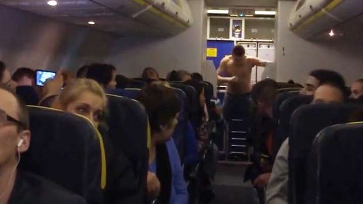 Пьяный пассажир на рейсе Рига-Дублин (9.292 MB)