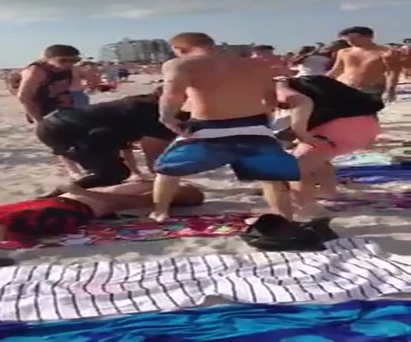 Охранник разбирается с пьяными парнями на пляже (15.517 MB)