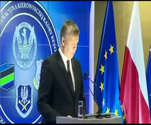 Польский министр принял лампочку за микрофон (1.688 MB)