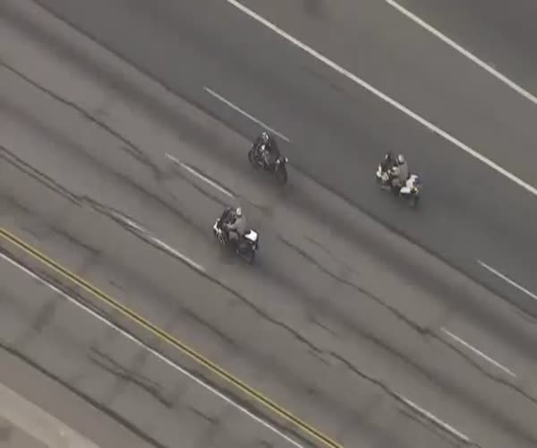 Мотоциклист решил поприкалываться над полицейскими (6.191 MB)