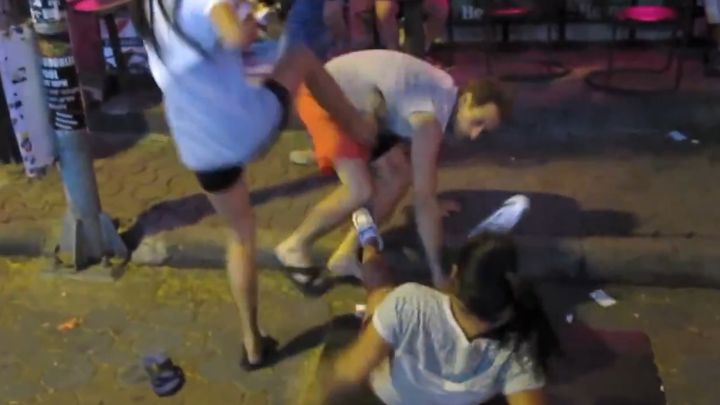 Тайские девушки побили пьяного туриста (14.296 MB)