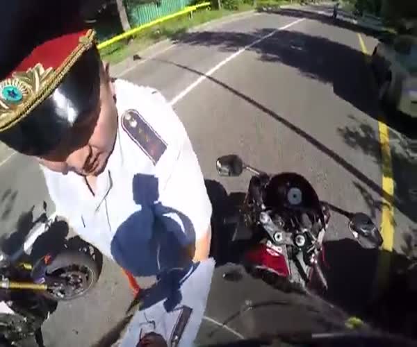 Полицейский на ходу остановил мотоциклиста (6.291 MB)
