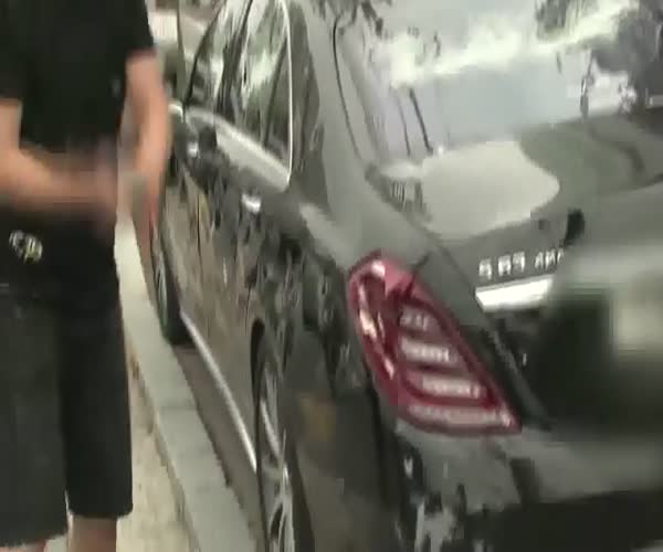 Мужчина разбил свою неисправную машину перед дилерским центром в Корее (11.673 MB)