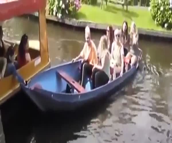 Женщины пытаются управлять лодкой (8.768 MB)