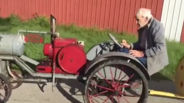 94-летний дедушка смастерил паровоз и катает правнуков (4.124 MB)