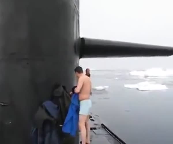 Русские подводники купаются в ледяной воде (5.656 MB)