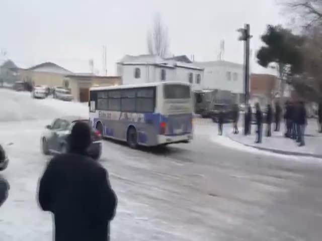 Ледяная горка вместо дороги в Баку (9.410 MB)