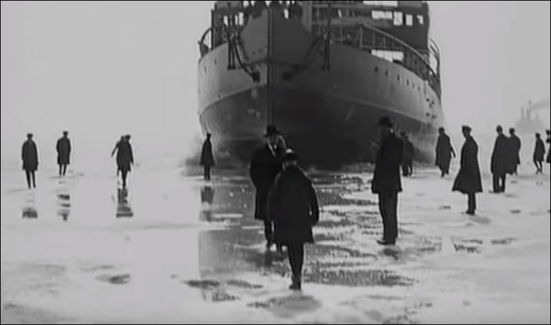 Финны разгуливают возле ледокола в 1920х годах (4.080 MB)