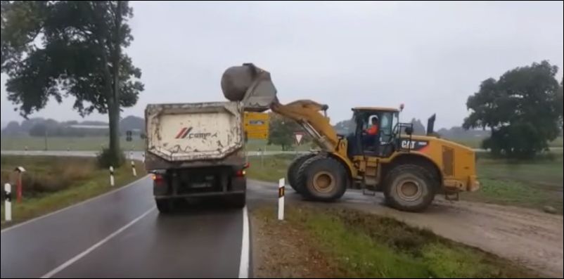 Эффектная загрузка огромного камня в грузовик