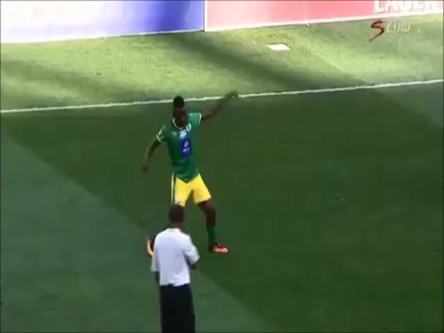 Футболист получил желтую карточку за трюки с мячом