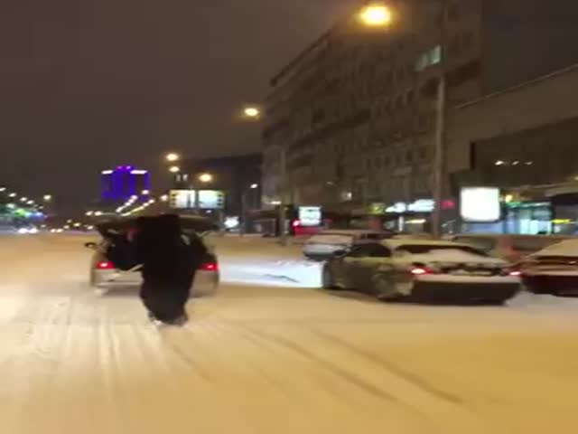 Парень в костюме медведя катается на сноуборде в Новосибирске