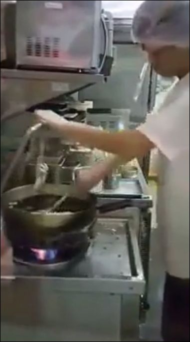 Автоматические перемешивание блюда на кухне