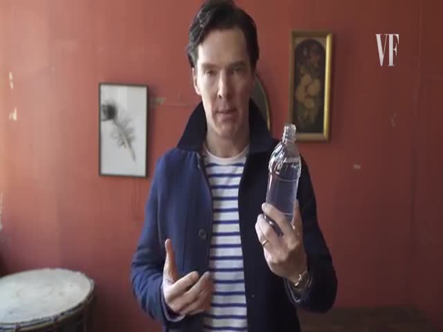 Актер Бенедикт Камбербэтч показывает фокус с бутылкой воды