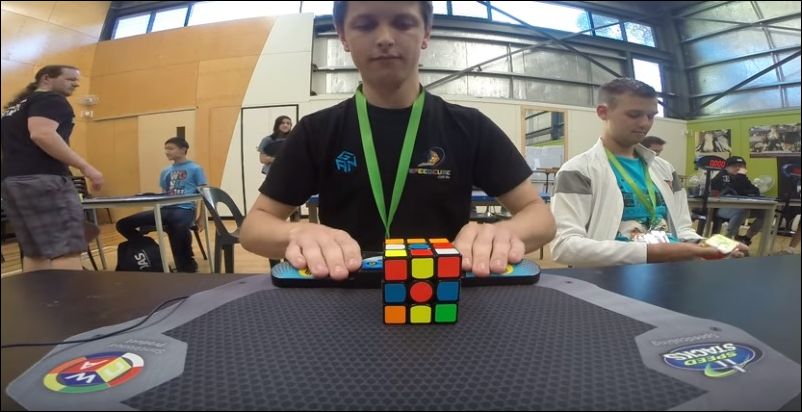 Парень собрал кубик Рубика за 4,73 секунды