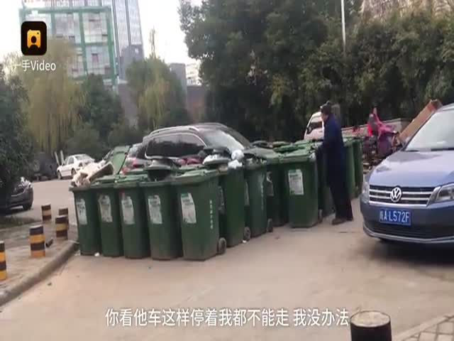 Китайский мусорщик забаррикадировал любителя парковки не по правилам
