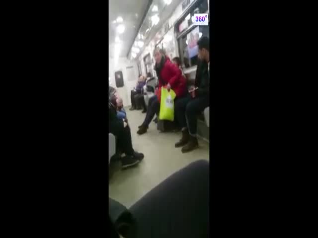 Наглый парень в питерском метро