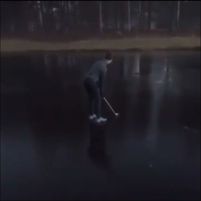 Не слишком удачная игра в гольф на замерзшем пруду