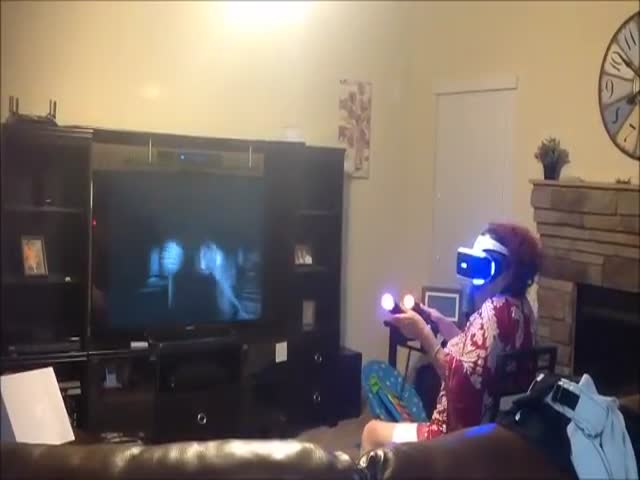 Эмоциональная бабушка погрязла в виртуальной реальности