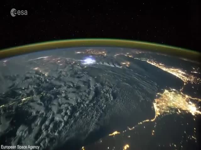 Захватывающее видео, снятое с борта МКС (2.130 MB)