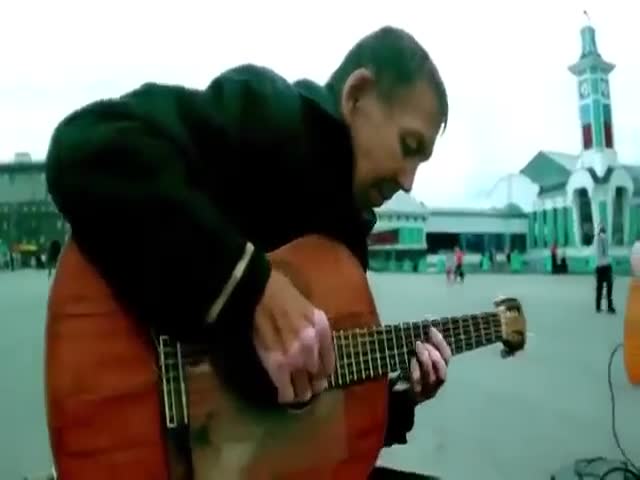 Бездомный мужчина отлично играет на гитаре (3.814 MB)