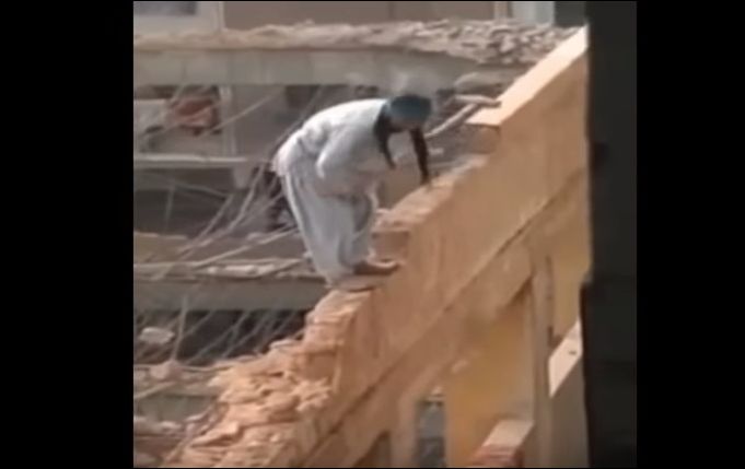 Демонтаж здания в Египте (4.966 MB)
