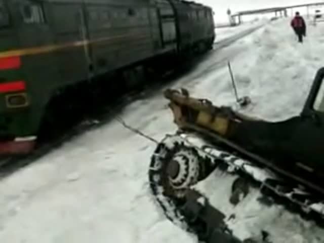Локомотив вытаскивает бульдозер из снега (6.488 MB)