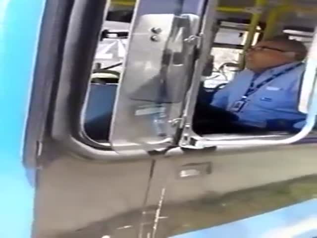 Неожиданная реакция водителя автобуса (4.025 MB)