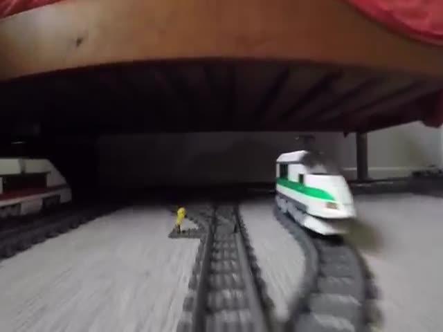 Нереально крутая игрушечная железная дорога! (17.757 MB)