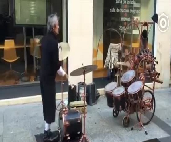 Необычный уличный музыкант в Испании (7.685 MB)