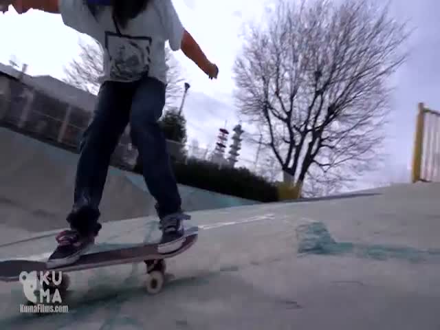 12-летний японский паренек круто катается на скейте (15.167 MB)