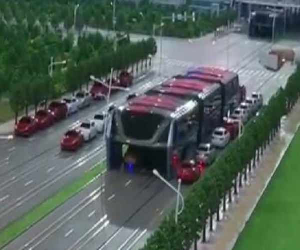 Прототип автобуса, который проезжает над автомобилями (2.796 MB)