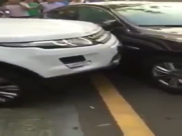 Водитель протаранил заблокировавший его автомобиль, чтобы выехать (13.691 MB)