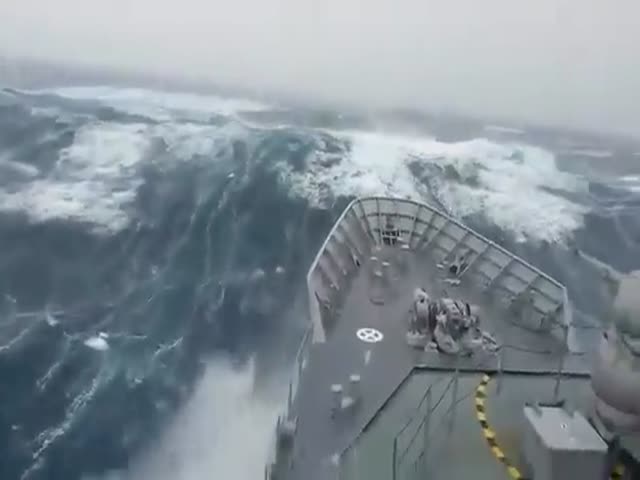 Корабль во время сильного шторма (3.225 MB)