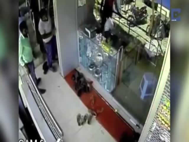 Обезьянка обчистила кассу магазина в Индии (2.502 MB)