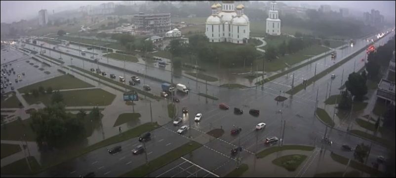 Молния ударила в светофор в белорусском Бресте (1.194 MB)