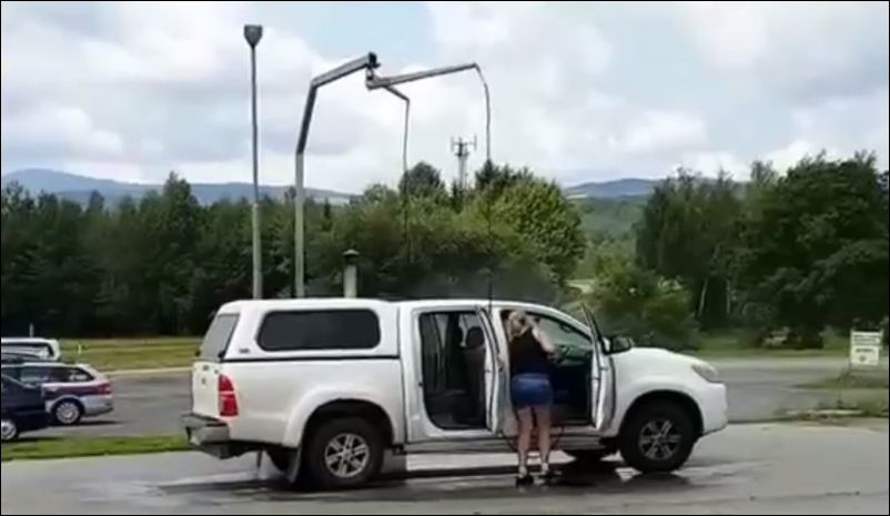 Когда женщина моет машину