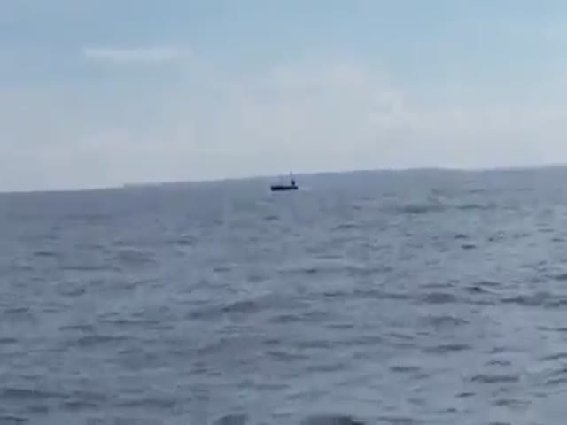 Всплытие подводной лодки недалеко от рыбаков в Баренцевом море