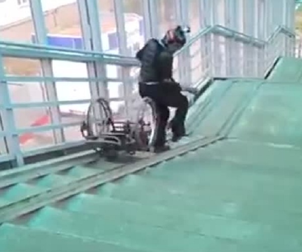 Каскадер попробовал спуститься с российских пандусов для инвалидов