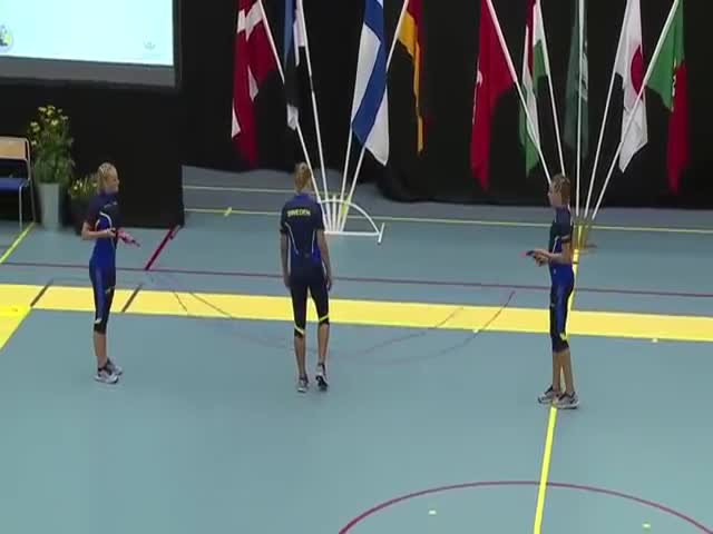 Впечатляющие прыжки на скакалке от шведских девушек