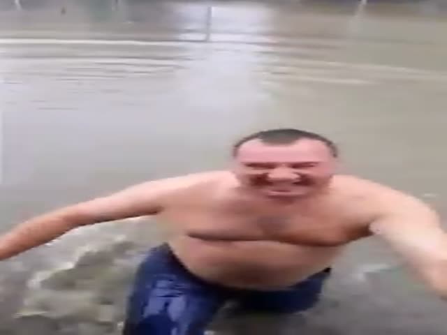 Мужики с юмором подошли к наводнению в Одессе