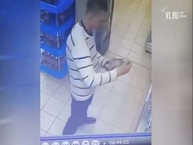 Во Владивостоке парень выпил бутылку водки в магазине и спокойно ушел