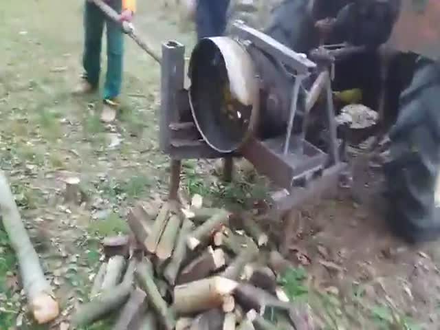 Пила для деревьев на основе трактора
