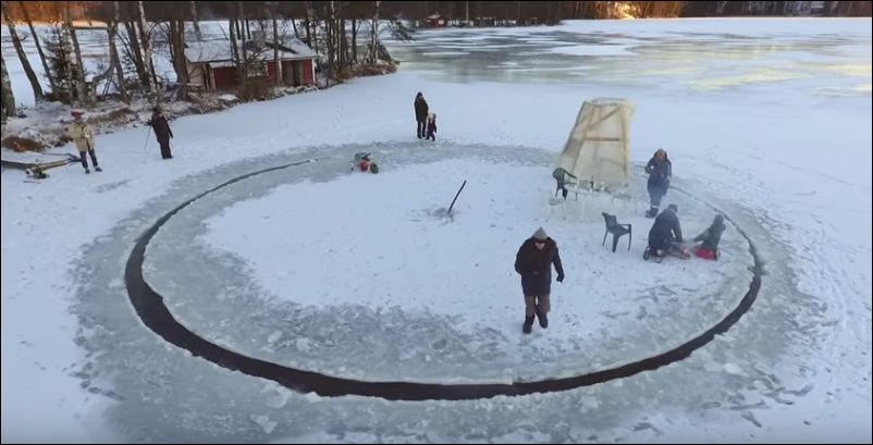 Ледяная карусель на замерзшем озере