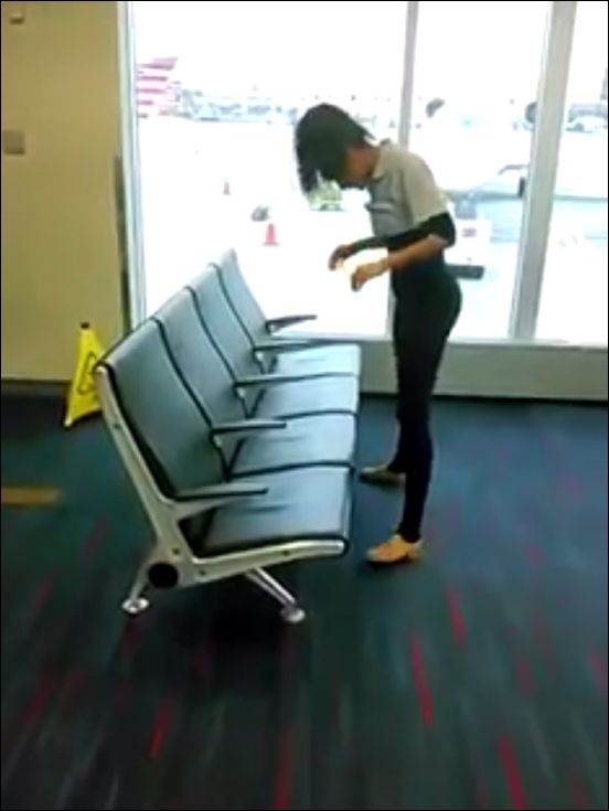 Девушка прошла под сиденьями в аэропорту