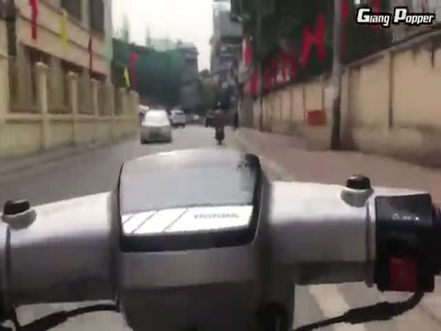 Безумная езда на мопеде по одному из городом Вьетнама