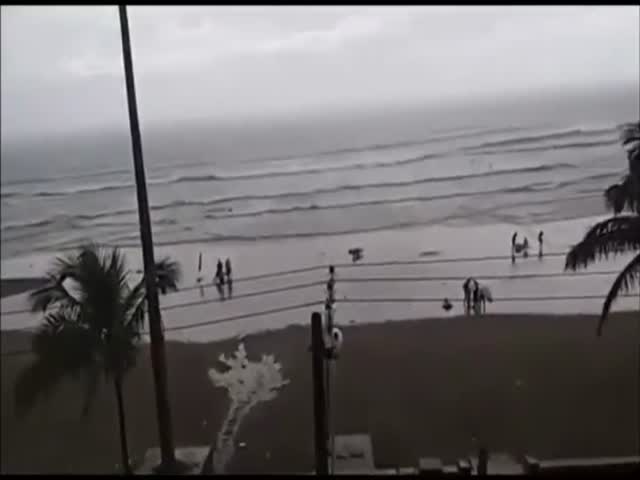 Молния ударила в женщину на пляже в Сан-Паулу
