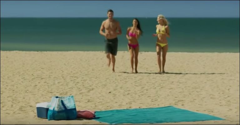 Необычный коврик для пляжа, на котором не остается песок